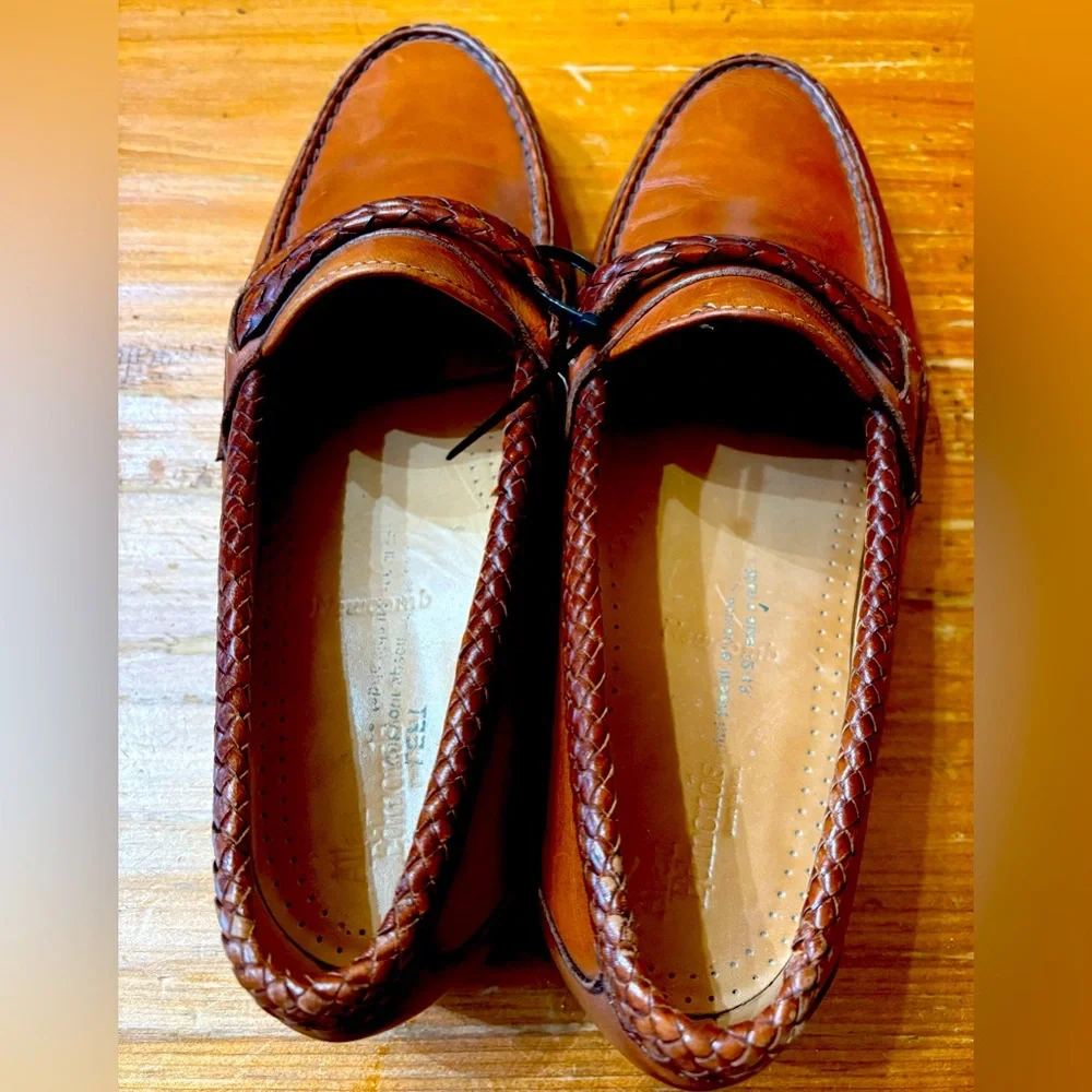 Allen Edmonds Tan Leather Slip-Ons. Sharp woven brown leather slip ons.‎ Size: 9